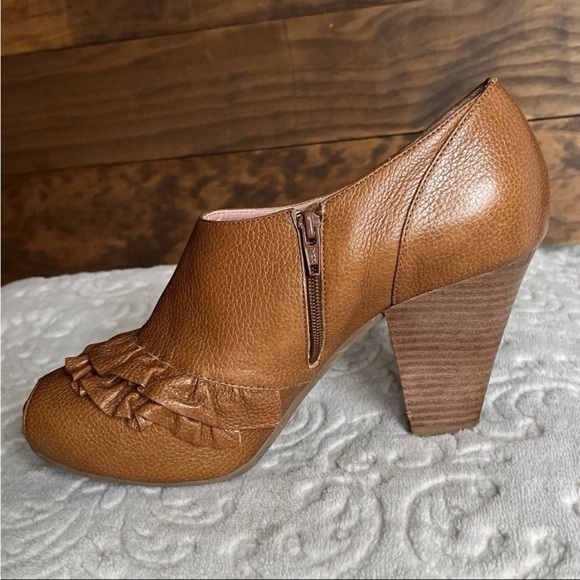 Anthropologie Miss Albright Ruffle Peep Toe Brown Leather Bootie Sz 39 US 8.5 - Picture 13 of 13